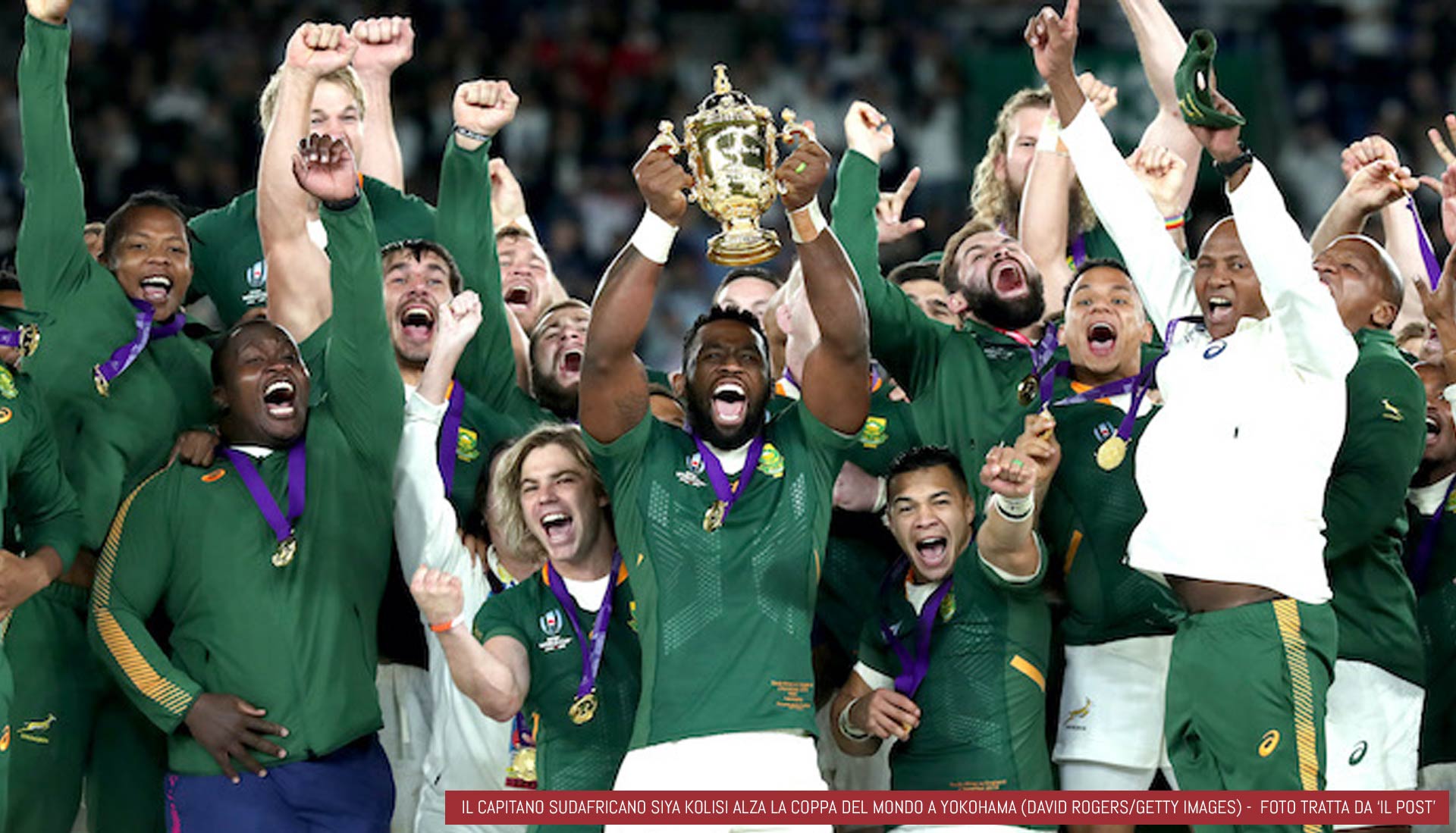 Il capitano sudafricano Siya Kolisi alza la Coppa del Mondo a Yokohama (David Rogers/Getty Images)